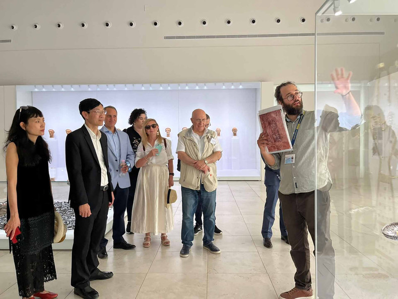 Dans le cadre du programme « Une journée à Aigai, première capitale de l’ancien royaume de Macédoine », les missions diplomatiques ont l'occasion de visiter le nouveau musée Aigai à Vergina et de découvrir le palais Aigai, l’un des trésors antiques de la Grèce où Alexandre le Grand fut proclamé roi de Macédoine en 336 av. J.-C. Photo: baoquocte.vn. Dans le cadre du programme « Une journée à Aigai, première capitale de l’ancien royaume de Macédoine », les missions diplomatiques ont l'occasion de visiter le nouveau musée Aigai à Vergina et de découvrir le palais Aigai, l’un des trésors antiques de la Grèce où Alexandre le Grand fut proclamé roi de Macédoine en 336 av. J.-C. Photo: baoquocte.vn.