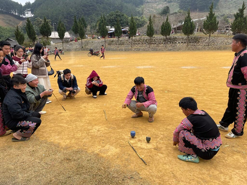 Le jeu tu lu reflète la force, la précision, le jugement et la dextérité des garçons H'mông. Photo : CVN.