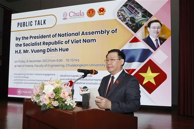 Le Président de l'AN vietnamienne, Vuong Dinh Huê, prononce un discours à l’Université Chulalongkorn. Photo : VNA.