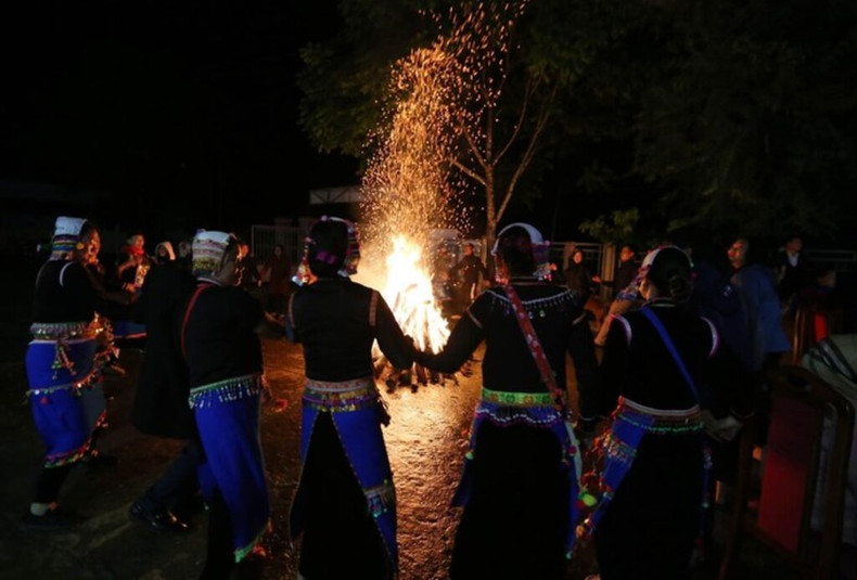 Les Si La dansent et chantent pour exprimer leur solidarité. Photo : VNA. Les Si La dansent et chantent pour exprimer leur solidarité. Photo : VNA.