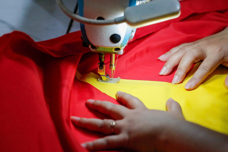 Fierté d’un village de fabrication de drapeaux nationaux ảnh 8