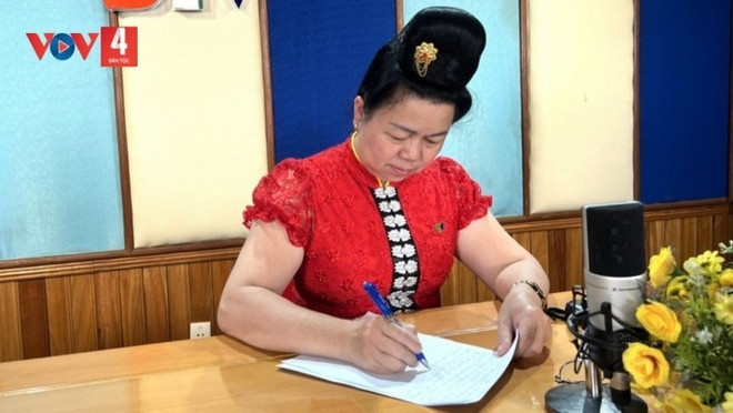 L&apos;artiste, poétesse et journaliste Cà Thi Hoan. Photo : VOV.