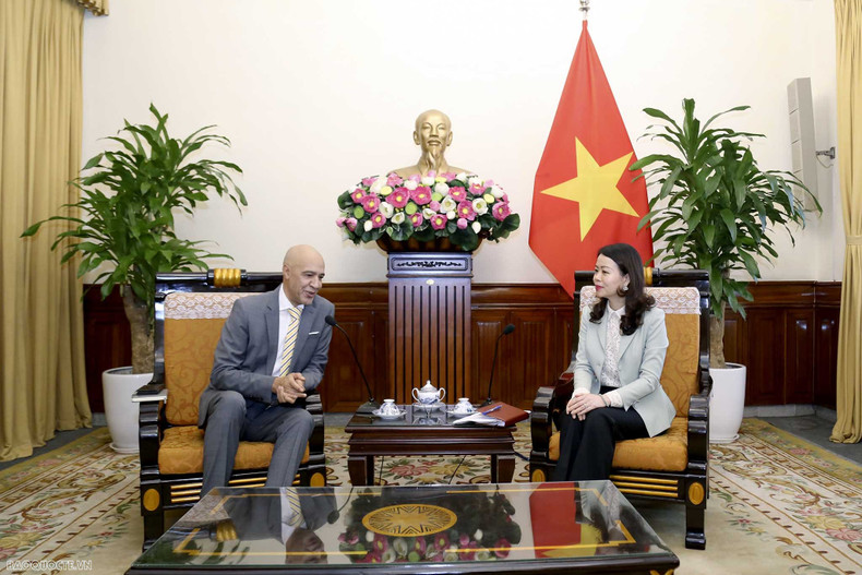 La vice-ministre vietnamienne des Affaires étrangères, Nguyên Minh Hang (à droite), et l'ambassadeur du Maroc, Jamale Chouaibi. Photo : baoquocte.vn La vice-ministre vietnamienne des Affaires étrangères, Nguyên Minh Hang (à droite), et l'ambassadeur du Maroc, Jamale Chouaibi. Photo : baoquocte.vn