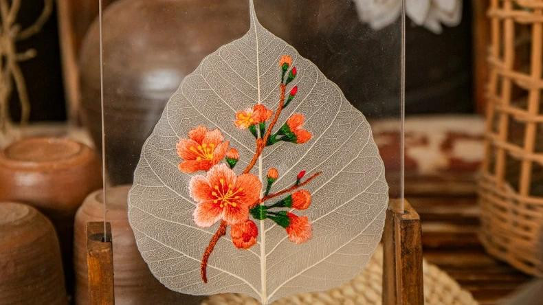 L’originalité des tableaux brodés sur des feuilles de Bodhi ảnh 2 L’originalité des tableaux brodés sur des feuilles de Bodhi ảnh 2