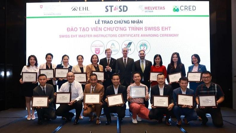 Remise des certificats de l’École hôtelière de Lausanne (EHL) aux formateurs du programme Swiss EHT. Photo: NDEL