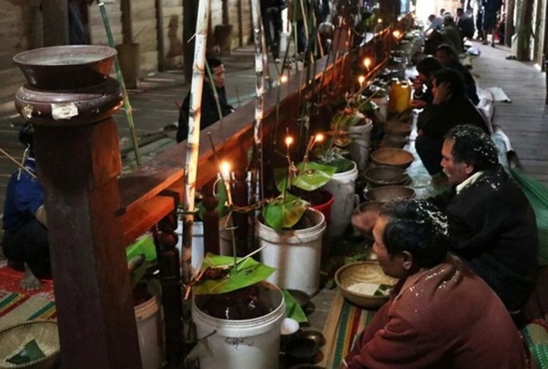 Pour accueillir le Nouvel An lunaire, les Bahnar au Tây Nguyên (Hauts Plateaux du Centre) organisent souvent la Fête du nouveau riz pour honorer Yang Sri–le Génie du riz, solliciter une bonne année de cultures. Photo : VNA. Pour accueillir le Nouvel An lunaire, les Bahnar au Tây Nguyên (Hauts Plateaux du Centre) organisent souvent la Fête du nouveau riz pour honorer Yang Sri–le Génie du riz, solliciter une bonne année de cultures. Photo : VNA.