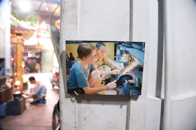 Des ateliers de coutellerie dans le village de Da Sy attirent non seulement des Vietnamiens mais encore de nombreux touristes étrangers – ceux qui s’intéressent à découvrir les métiers d’artisanat. Photo : baovanhoa.