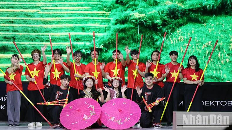 Un numéro artistique interprété par des étudiants vietnamiens à Tioumen. Photo : NDEL. Un numéro artistique interprété par des étudiants vietnamiens à Tioumen. Photo : NDEL.