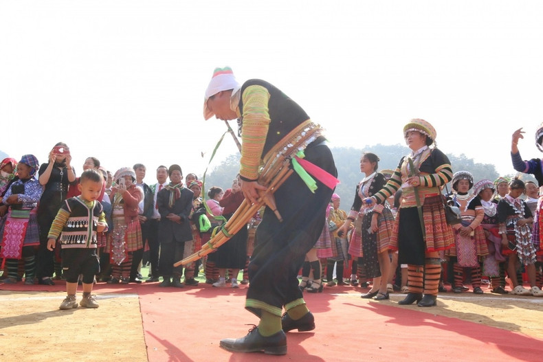 Un homme joue du " khèn " (orgue à bouche), un des instruments de musique très important dans la vie sociale et spirituelle des H'Mông. Photo : VOV.