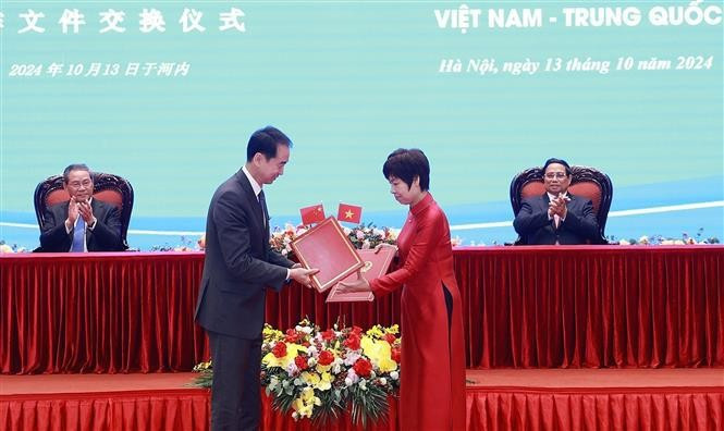 Les deux dirigeants ont assisté à l'échange d'un protocole d'accord sur la coopération entre l'Agence vietnamienne d'Information (VNA) et la Télévision centrale de Chine (CCTV). Photo : VNA Les deux dirigeants ont assisté à l'échange d'un protocole d'accord sur la coopération entre l'Agence vietnamienne d'Information (VNA) et la Télévision centrale de Chine (CCTV). Photo : VNA