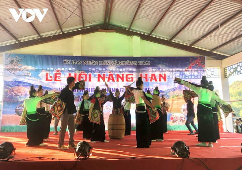 Des numéros artistiques imprégnés de l’identité culturelle des Thai blancs. Photo: VOV. Des numéros artistiques imprégnés de l’identité culturelle des Thai blancs. Photo: VOV.