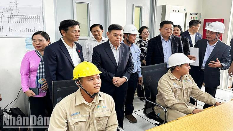 La délégation laotienne visite la centrale éolienne de Lac Hoa dans la commune de Vinh Chau, province de Soc Trang. Photo : NDEL.