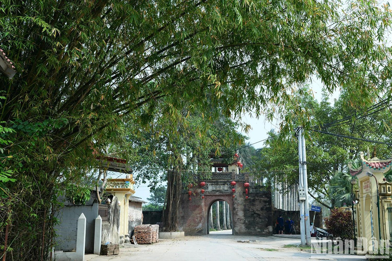Chaque village possède son propre portique d’entrée, censé refléter son histoire locale. De nombreux portiques d’entrée de village sont considérés comme faisant partie du patrimoine culturel et artistique de la localité. Leur architecture classique reflète la culture de la communauté villageoise et met en avant les traditions de ses habitants. Depuis longtemps, le portique d’entrée du village est bien plus qu’un lieu de passage pour entrer ou sortir. De nombreux villages ont plusieurs portiques d’entrée, correspondant chacun à des directions différentes. Le portique d’entrée du village de Uoc Lê est l’un des plus beaux parmi ceux des anciens villages de la capitale Hanoï. Photo : The Duong /NDEL Chaque village possède son propre portique d’entrée, censé refléter son histoire locale. De nombreux portiques d’entrée de village sont considérés comme faisant partie du patrimoine culturel et artistique de la localité. Leur architecture classique reflète la culture de la communauté villageoise et met en avant les traditions de ses habitants. Depuis longtemps, le portique d’entrée du village est bien plus qu’un lieu de passage pour entrer ou sortir. De nombreux villages ont plusieurs portiques d’entrée, correspondant chacun à des directions différentes. Le portique d’entrée du village de Uoc Lê est l’un des plus beaux parmi ceux des anciens villages de la capitale Hanoï. Photo : The Duong /NDEL