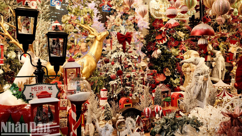 En particulier, un grand nombre de décorations de Noël 2024 sont considérées comme respectueuses de l’environnement avec de nombreux articles fabriqués à partir de bois et de tissus. Photo : Trung Hieu/NDEL. En particulier, un grand nombre de décorations de Noël 2024 sont considérées comme respectueuses de l’environnement avec de nombreux articles fabriqués à partir de bois et de tissus. Photo : Trung Hieu/NDEL.