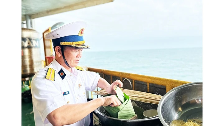 Les navires transportent non seulement des cadeaux du Têt, mais également les sentiments et l’atmosphère du printemps du continent envers les officiers et soldats en mission sur les plates-formes et les îles isolées. Photo : NDEL. Les navires transportent non seulement des cadeaux du Têt, mais également les sentiments et l’atmosphère du printemps du continent envers les officiers et soldats en mission sur les plates-formes et les îles isolées. Photo : NDEL.