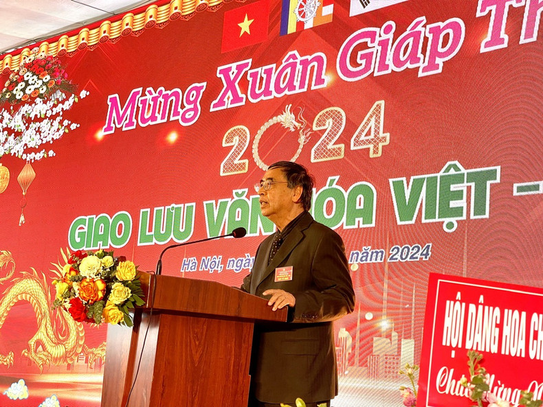 L’ambassadeur Nguyên Phu Binh, président de l’Association de Liaison des Vietnamiens résidant à l’étranger, s'exprime lors du programme. Photo : thoidai.vn L’ambassadeur Nguyên Phu Binh, président de l’Association de Liaison des Vietnamiens résidant à l’étranger, s'exprime lors du programme. Photo : thoidai.vn