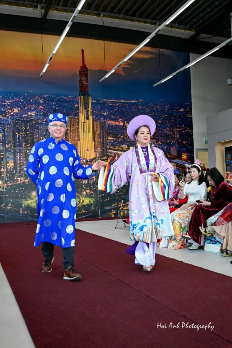 Les invités ont l’occasion de profiter d’un défilé de costumes traditionnels de différents groupes ethniques du Vietnam, avec la participation de plusieurs mariés néerlandais. Photo : Hai Anh