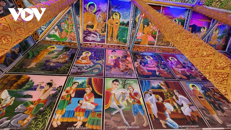 Les murs, le plafond et les colonnes du sanctuaire sont couverts de fresques sophistiquées et colorées dont les plus grandes relatent la vie du Bouddha, de sa naissance jusqu’au moment où il a atteint le Nirvana. Les angles relevés de chaque toiture sont en forme de longues queues de serpent incurvées et constituent un chef-d’œuvre qui fascinent tous les visiteurs. Photo: VOV.