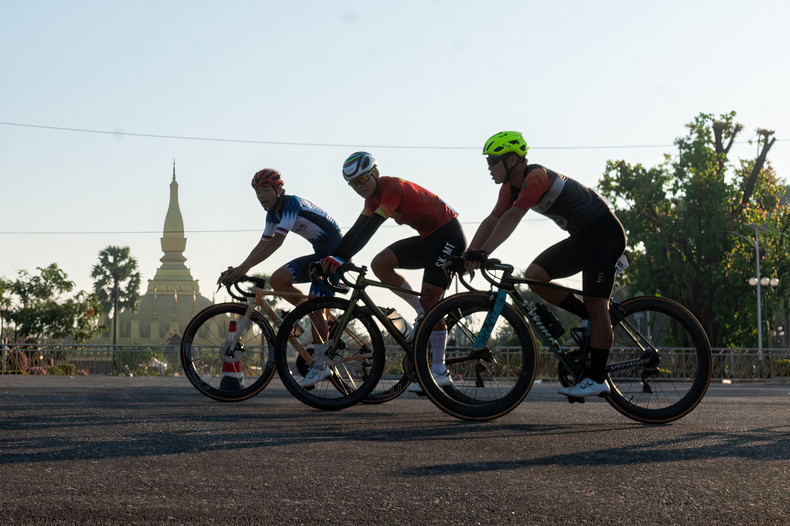 Des coureurs sur la piste autour du siège de l'Assemblée nationale du Laos. Des coureurs sur la piste autour du siège de l'Assemblée nationale du Laos.