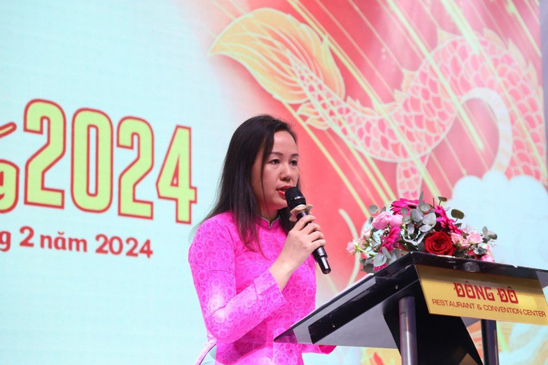 La chargée d'affaires de l’ambassade du Vietnam en République tchèque, Nguyên Diêu Linh, prend la parole lors du programme « Printemps au pays natal 2024 », le 3 février à Prague. Photo : baoquocte.