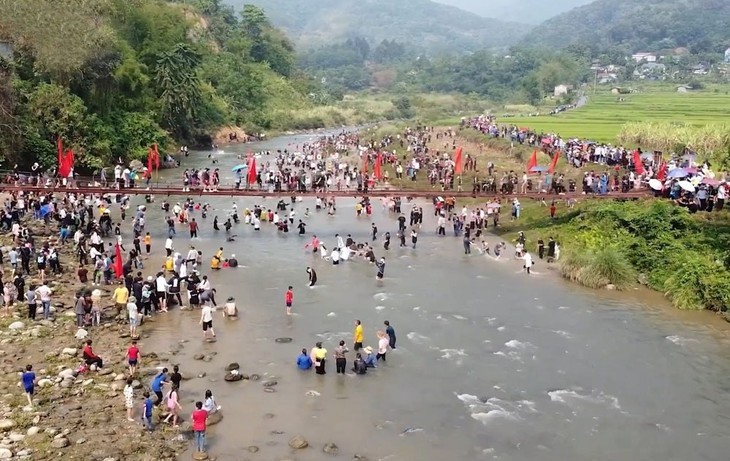 Then Kin Pang est la plus grande fête de l’eau au Vietnam. Photo: VOV Then Kin Pang est la plus grande fête de l’eau au Vietnam. Photo: VOV