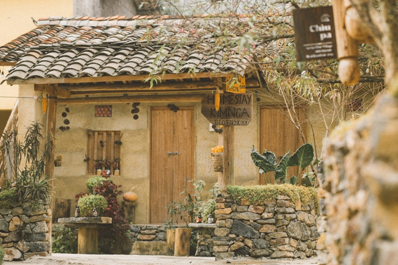 Lo Lo Chai est un village de Lung Cu, district de Dong Van, à seulement 1,5 km de la tour du drapeau de Lung Cu, le point le plus septentrional du Vietnam. Elle est connue pour son patrimoine culturel préservé, notamment les maisons trình tường (aux murs en terre) construites par l'ethnie Lo Lo. Début 2022, le village a été reconnu Village de tourisme culturel. Depuis, les autorités locales et les habitants ont travaillé ensemble pour développer le tourisme de manière plus professionnelle.