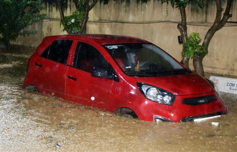 Une voiture sous l'eau, à Son La. Photo : VNA. Une voiture sous l'eau, à Son La. Photo : VNA.