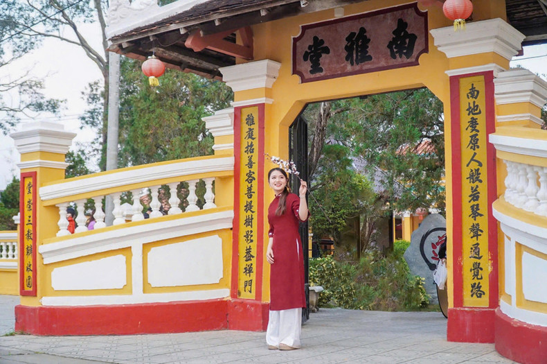 Ces jours-ci, la pagode de Nam Nha est souvent bondée de touristes, dont les jeunes, qui y viennent pour prendre des photos. Photo : Nguyễn Cường. Ces jours-ci, la pagode de Nam Nha est souvent bondée de touristes, dont les jeunes, qui y viennent pour prendre des photos. Photo : Nguyễn Cường.