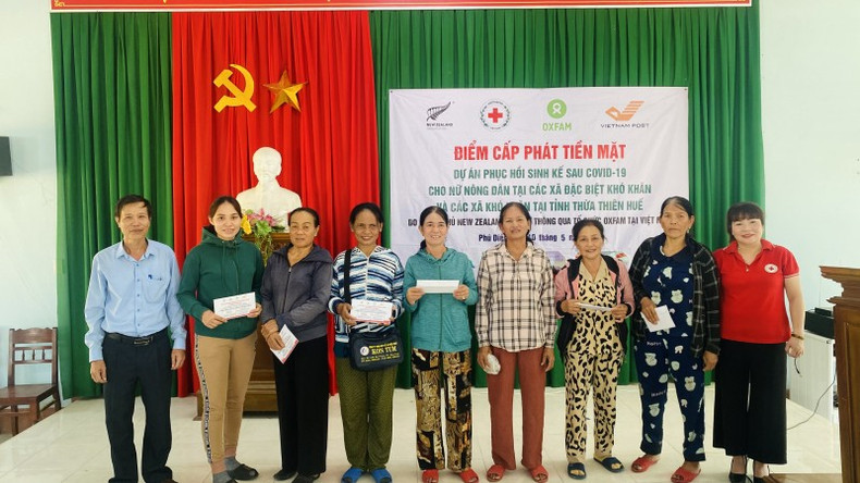 Mis en œuvre de septembre 2023 à juillet 2024 par Oxfam Vietnam, le projet « Restaurer les moyens de subsistance après le Covid-19 chez les agricultrices en situation difficile et extrêmement difficile de la province de Thua Thien Hue » vise à aider les agricultrices défavorisées à améliorer leurs moyens de subsistance et à rétablir leur niveau de vie après la pandémie de Covid-19. Photo : thoidai.com.vn. Mis en œuvre de septembre 2023 à juillet 2024 par Oxfam Vietnam, le projet « Restaurer les moyens de subsistance après le Covid-19 chez les agricultrices en situation difficile et extrêmement difficile de la province de Thua Thien Hue » vise à aider les agricultrices défavorisées à améliorer leurs moyens de subsistance et à rétablir leur niveau de vie après la pandémie de Covid-19. Photo : thoidai.com.vn.