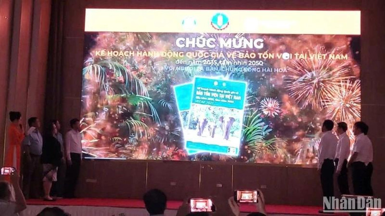 Le plan VECAP 2022, qui est mis en œuvre d'ici 2035 avec une vision jusqu'en 2050, vise à conserver et à augmenter le nombre d'éléphants au Vietnam, tout en promouvant une coexistence harmonieuse entre les hommes et les éléphants. Photo : NDEL. Le plan VECAP 2022, qui est mis en œuvre d'ici 2035 avec une vision jusqu'en 2050, vise à conserver et à augmenter le nombre d'éléphants au Vietnam, tout en promouvant une coexistence harmonieuse entre les hommes et les éléphants. Photo : NDEL.