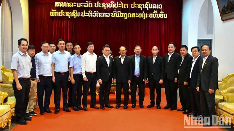 Les deux parties se sont déclarées convaincues que la coopération entre le journal Nhân Dân et le journal Pasaxon continuerait à se développer de manière positive et efficace, contribuant significativement au renforcement des relations d'amitié spéciales Vietnam – Laos. Photo: NDEL. Les deux parties se sont déclarées convaincues que la coopération entre le journal Nhân Dân et le journal Pasaxon continuerait à se développer de manière positive et efficace, contribuant significativement au renforcement des relations d'amitié spéciales Vietnam – Laos. Photo: NDEL.