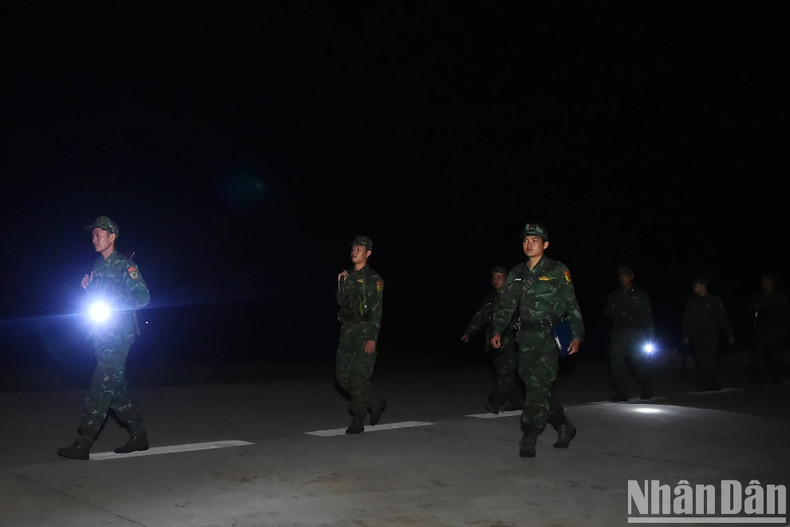 Les gardes-frontières constituent toujours un point d’appui solide pour les autorités et habitants sur l’île de Cù Lao Chàm. Portant dans leur cœur l’amour du pays, ces soldats se tiennent fièrement, arme à la main, face à la mer, pour protéger jour et nuit la souveraineté maritime et insulaire de la Patrie.