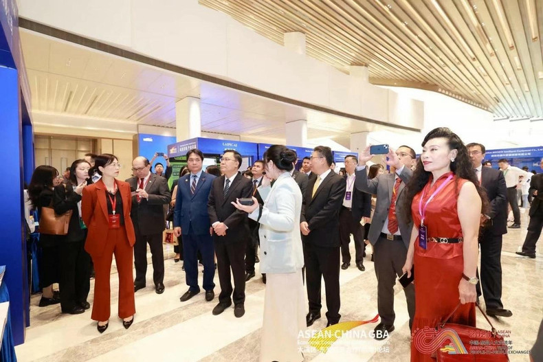 Cette année, le Forum de coopération économique ASEAN — Chine de la Grande Baie a réuni près de 300 délégués qui sont les représentants des organes diplomatiques des pays membres de l’ASEAN en Chine, des agences compétentes et des entreprises de la Chine et de l’ASEAN. Photo : Consulat général du Vietnam à Guangzhou.