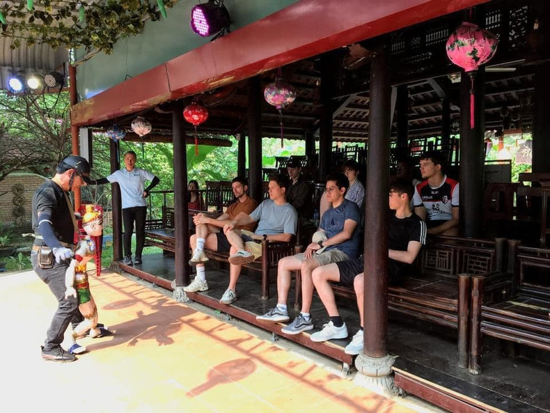 Les scènes des marionnettes sur l'eau, qui s’inspirent de la vie quotidienne des riziculteurs et pêcheurs, de leurs rites et croyances, ainsi que des légendes vietnamiennes, ont surpris et ravi les étudiants français. Photo : SGTT.