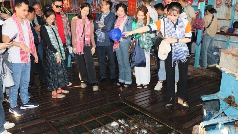 Les touristes visitent des cages à poissons dans le village piscicole de Châu Dôc. La pisciculture en cages flottantes est un des traits culturels du delta du Mékong. Photo : NDEL. Les touristes visitent des cages à poissons dans le village piscicole de Châu Dôc. La pisciculture en cages flottantes est un des traits culturels du delta du Mékong. Photo : NDEL.