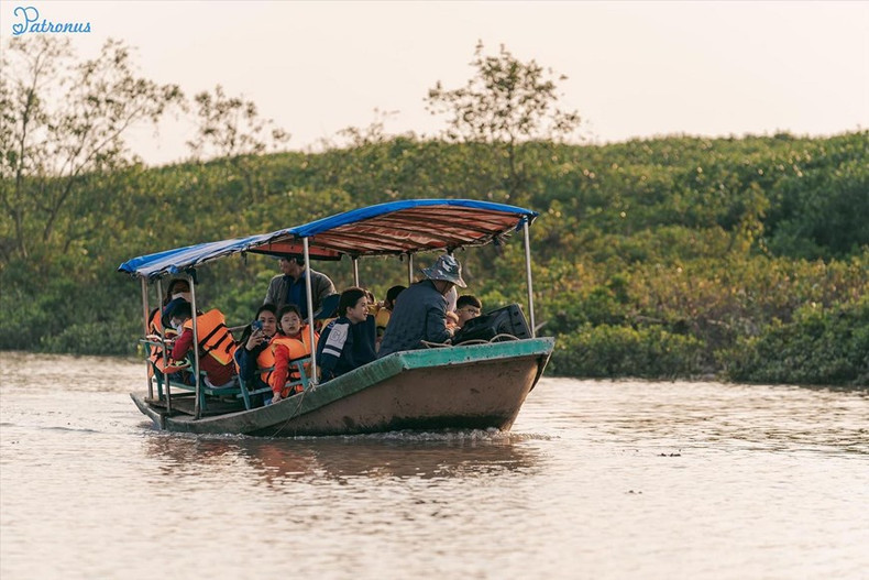Les touristes font une promenade en bateau à travers la mangroves pour admirer le paysage. Les touristes font une promenade en bateau à travers la mangroves pour admirer le paysage.