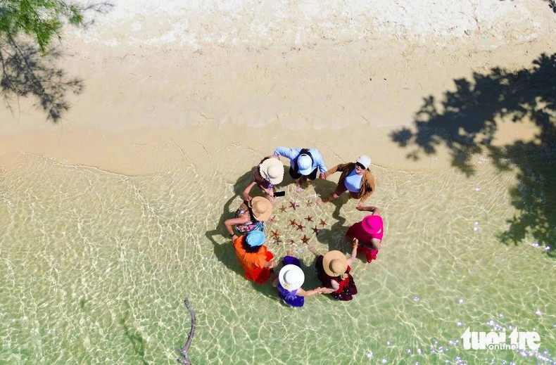 Les touristes internationaux prennent des photos au cœur des paysages naturels de Phu Quôc. (Photo: Chi Công)