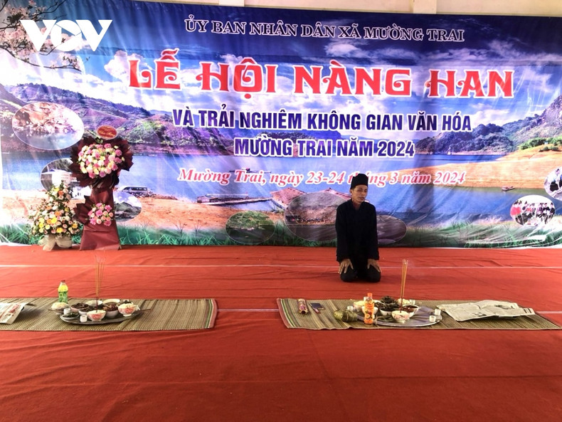 La fête vise à rendre hommage à la Dame Han, qui a contribué à repousser les envahisseurs du Nord pour apporter une vie paisible aux habitants. Photo: VOV. La fête vise à rendre hommage à la Dame Han, qui a contribué à repousser les envahisseurs du Nord pour apporter une vie paisible aux habitants. Photo: VOV.