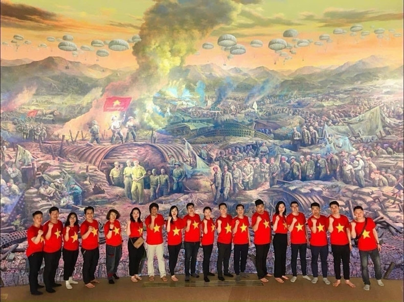 Des touristes visitent le Musée de la victoire historique de Diên Biên Phu. Photo: CPV Des touristes visitent le Musée de la victoire historique de Diên Biên Phu. Photo: CPV