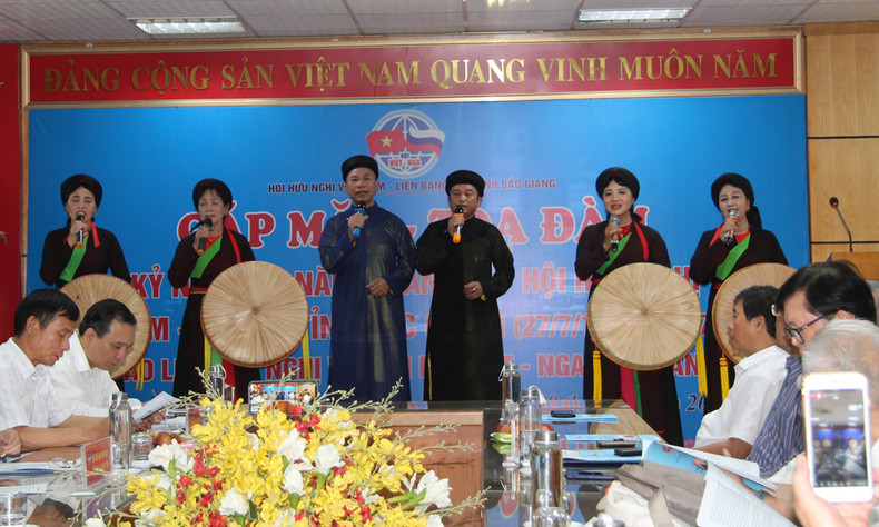 Ces 25 dernières années, l’Association d’amitié Vietnam — Russie de la province de Bac Giang s’est toujours efforcée de renouveler et de diversifier ses activités pour mieux accomplir ses tâches et s’adapter à la nouvelle situation. Photo: thoidai. Ces 25 dernières années, l’Association d’amitié Vietnam — Russie de la province de Bac Giang s’est toujours efforcée de renouveler et de diversifier ses activités pour mieux accomplir ses tâches et s’adapter à la nouvelle situation. Photo: thoidai.