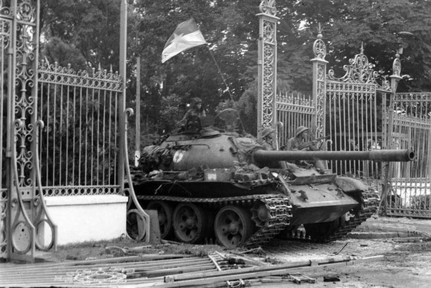 À 11h30 le 30 avril 1975, un char de l’armée vietnamienne a détruit les portes du palais présidentiel, dernier bastion du régime de Saïgon, mettant ainsi un terme à une guerre de 30 ans. Photo d'archives : VNA