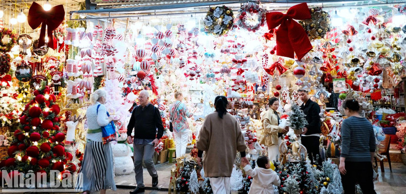 Les articles de cette année sont de types divers, riches en motifs et en couleurs. Les ornements du Père Noël sont toujours populaires auprès des gens. Photo : Trung Hieu/NDEL. Les articles de cette année sont de types divers, riches en motifs et en couleurs. Les ornements du Père Noël sont toujours populaires auprès des gens. Photo : Trung Hieu/NDEL.