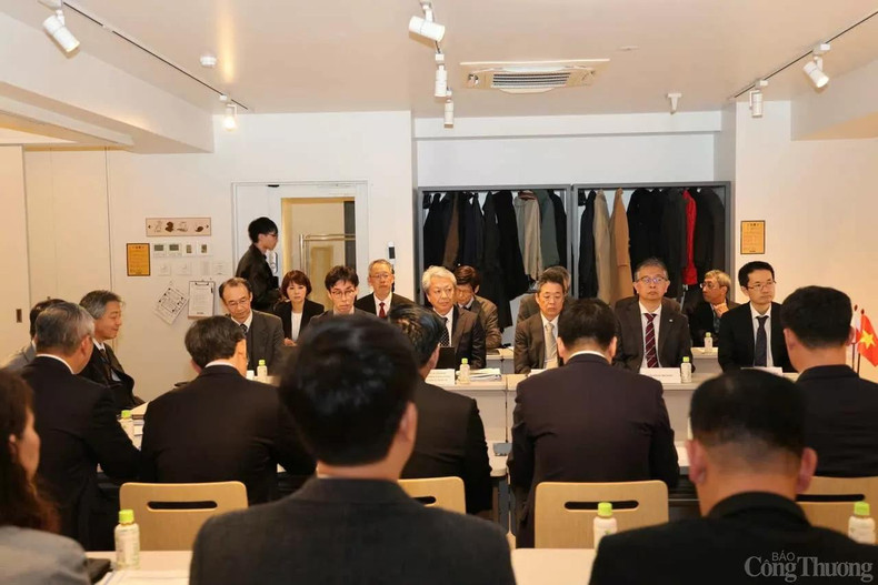 Des entreprises et universités japonaises s'engagent à travailler en étroite collaboration avec la partie vietnamienne dans la construction de centrales nucléaires et la formation des ressources humaines de haute qualité en matière d’énergie nucléaire. Photo : congthuong.vn Des entreprises et universités japonaises s'engagent à travailler en étroite collaboration avec la partie vietnamienne dans la construction de centrales nucléaires et la formation des ressources humaines de haute qualité en matière d’énergie nucléaire. Photo : congthuong.vn