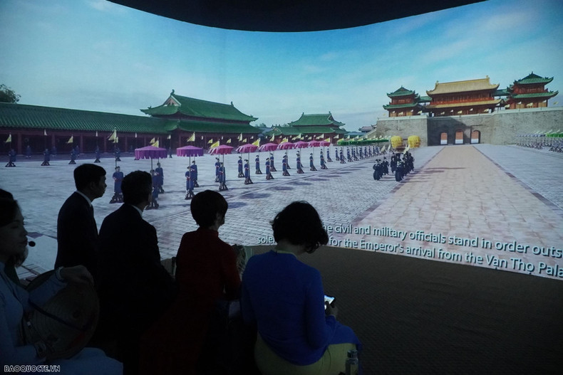 La présidente de l’Assemblée générale de l’UNESCO et sa suite regardent un court métrage présentant l’histoire de l’ancienne citadelle impériale de Thang Long. Photo : baoquocte.vn.