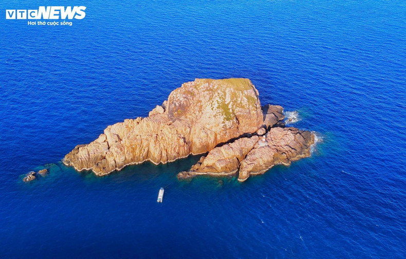 Il s'agit du point le plus éloigné du triangle insulaire Hon Seo - Hon Co - Hon Can sur les eaux de Nhon Ly. Vu de loin, le groupe d'îles Hon Can est une bande reliée, comme un animal étendu sur la mer, dont la première partie est Hon Ong Can. Il s'agit du point le plus éloigné du triangle insulaire Hon Seo - Hon Co - Hon Can sur les eaux de Nhon Ly. Vu de loin, le groupe d'îles Hon Can est une bande reliée, comme un animal étendu sur la mer, dont la première partie est Hon Ong Can.