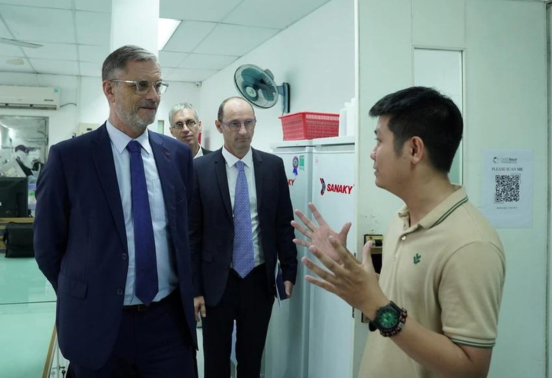 La délégation de l’ambassade de France au Vietnam, conduite par l’ambassadeur Olivier Brochet, lors d'une visite de travail à l’École polytechnique de Hô Chi Minh-Ville (relevant de l’Université nationale de Hô Chi Minh-Ville). Photo: plo.vn