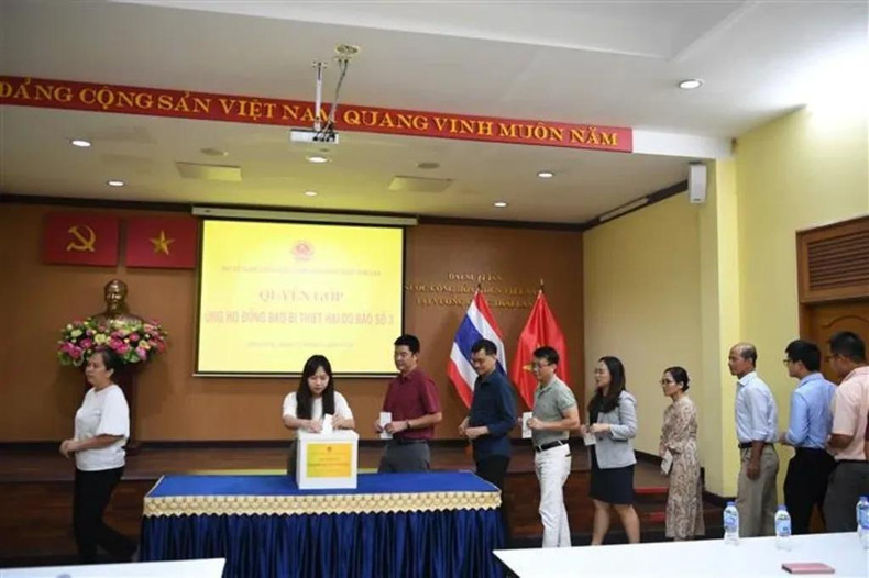 L'ambassade du Vietnam en Thaïlande organise une collecte de fonds pour soutenir les habitants qui ont subi des dommages causés par le typhon Yagi. Photo: VNA. L'ambassade du Vietnam en Thaïlande organise une collecte de fonds pour soutenir les habitants qui ont subi des dommages causés par le typhon Yagi. Photo: VNA.