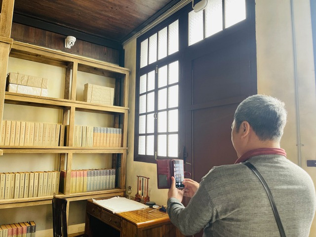 Nguyên Trân Tuyên, un touriste vietnamien, a exprimé son émotion lorsqu’il a entendu raconter des histoires sur le Président Hô Chi Minh et ses activités révolutionnaires à Kunming. Nguyên Trân Tuyên, un touriste vietnamien, a exprimé son émotion lorsqu’il a entendu raconter des histoires sur le Président Hô Chi Minh et ses activités révolutionnaires à Kunming.