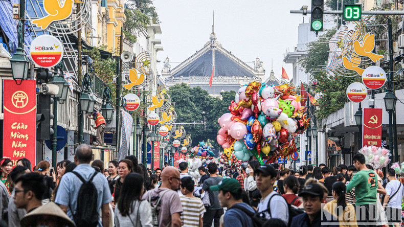 Dans le climat doux et ensoleillé de Hanoï, de nombreuses personnes affluent dans la zone touristique autour du lac Hoàn Kiêm pour bien profiter du dernier jour des vacances du Nouvel An 2024. Dans le climat doux et ensoleillé de Hanoï, de nombreuses personnes affluent dans la zone touristique autour du lac Hoàn Kiêm pour bien profiter du dernier jour des vacances du Nouvel An 2024.
