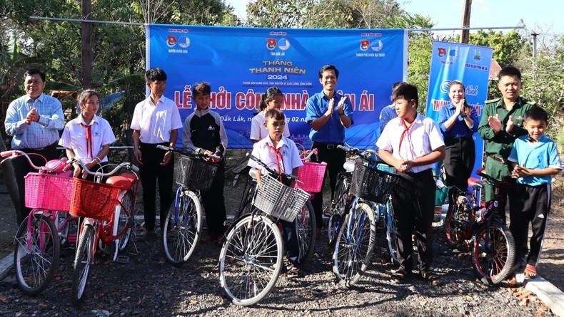 Remise des vélos aux enfants défavorisés dans les zones frontalières. Photo : NDEL.